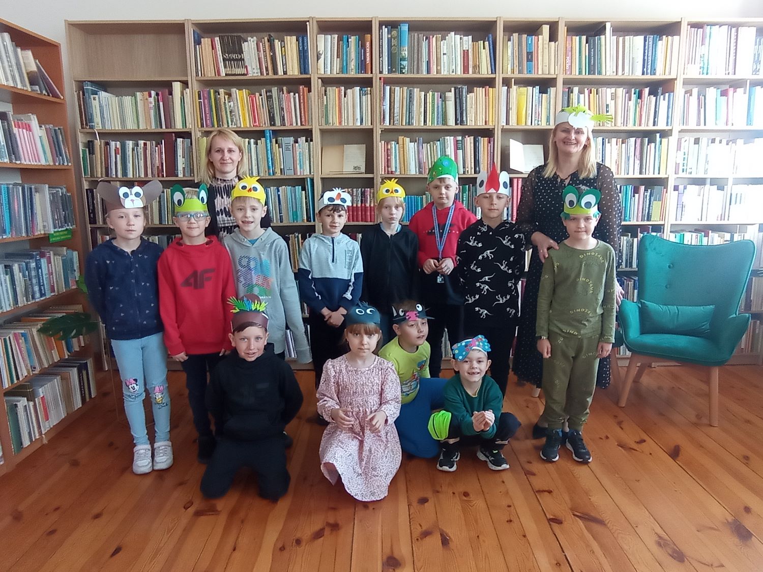 Dzieci w bibliotece z okazji dnia bibliotekarza i biblioteki